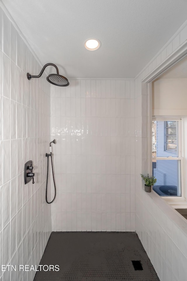 bathroom featuring a tile shower