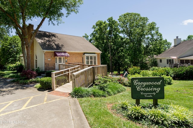 view of front facade featuring a front yard