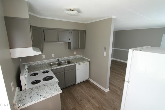 kitchen with sink, gray cabinetry, crown molding, dark wood-type flooring, and white appliances