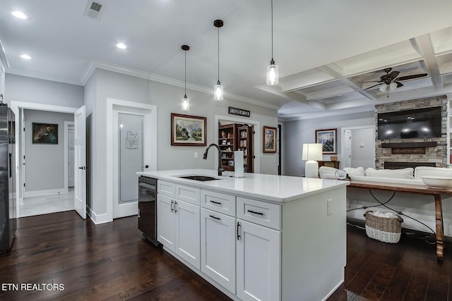 kitchen with sink, decorative light fixtures, dishwashing machine, a kitchen island with sink, and white cabinets