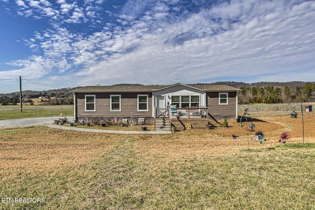 manufactured / mobile home featuring a front lawn