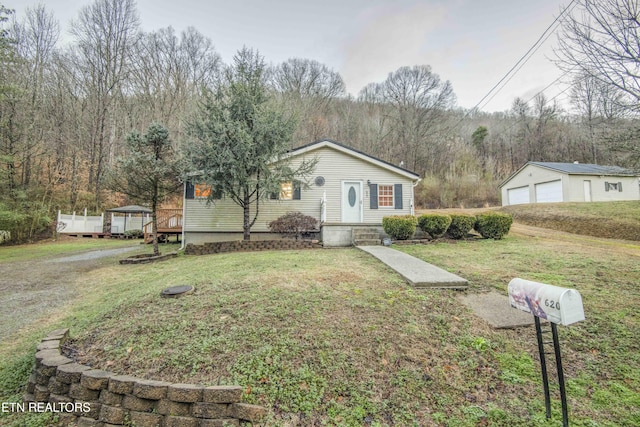 view of front of house featuring a garage and a front yard