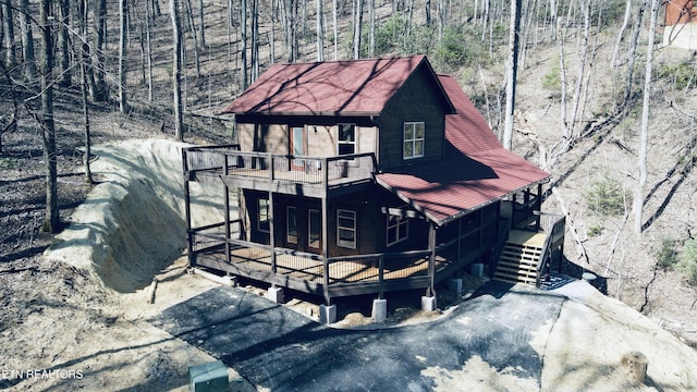 view of front of house with a balcony