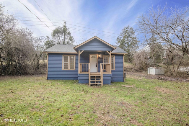 view of front of home featuring a shed and a front yard