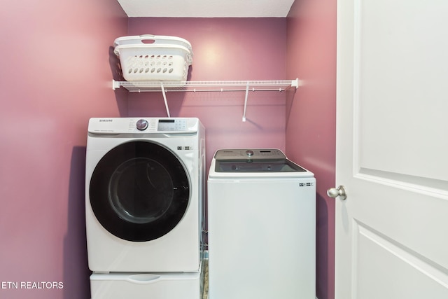 washroom featuring washing machine and clothes dryer