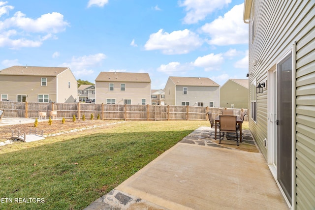 view of yard featuring a patio area