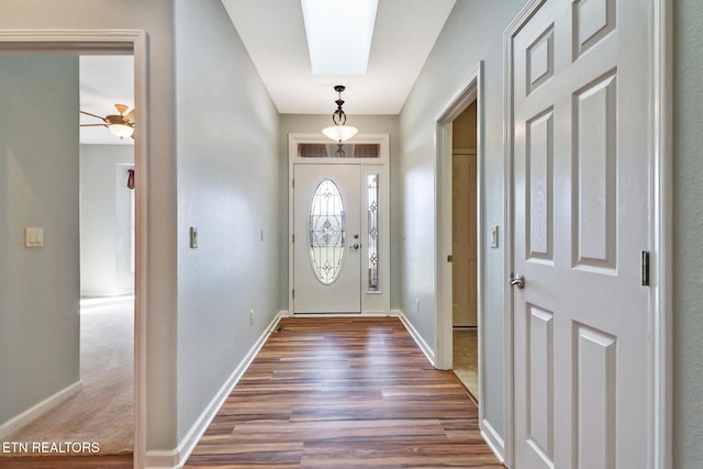 foyer featuring dark wood-style floors, visible vents, and baseboards