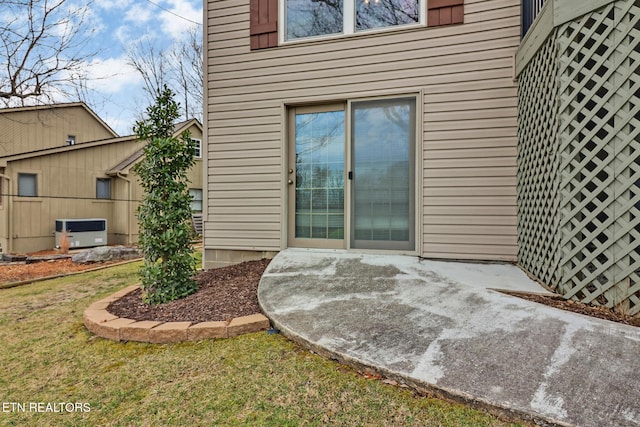 entrance to property featuring a yard