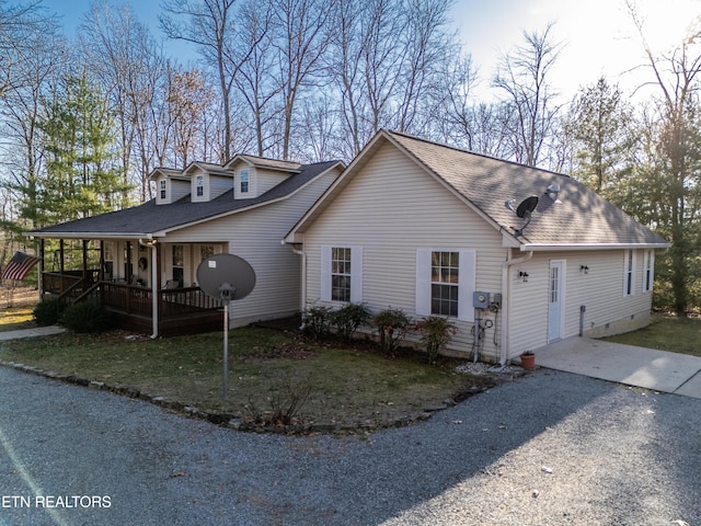 view of front of home featuring a front lawn and covered porch