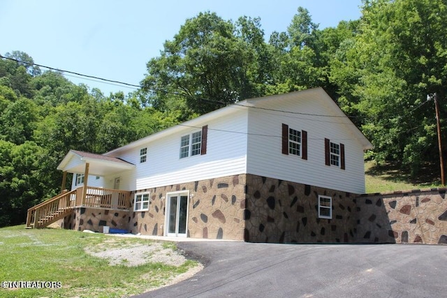 view of front of property with a front lawn