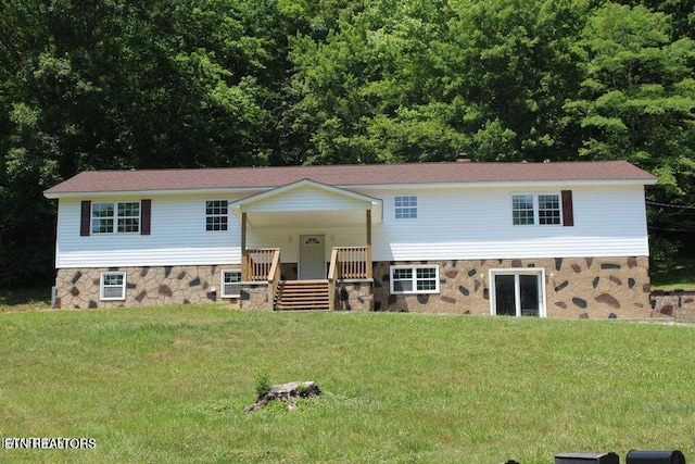 bi-level home featuring a front lawn