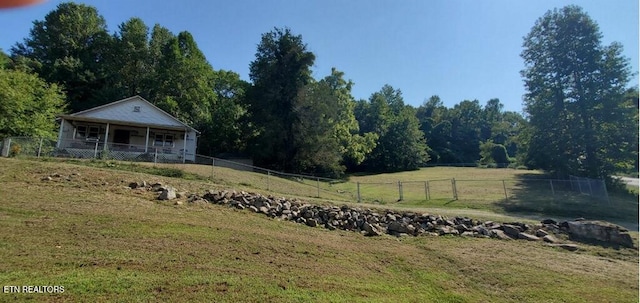 view of yard featuring a rural view