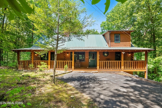 1521 Dawn Ln, Sevierville, TN 37876 - view of front of home with a porch, metal roof, and driveway