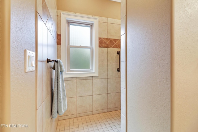 bathroom featuring tiled shower