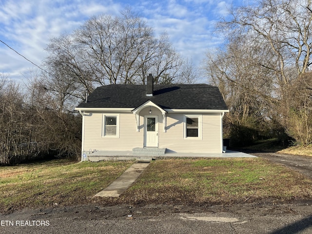 bungalow featuring a front lawn