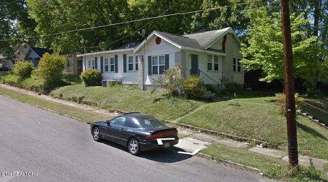 single story home featuring a front yard