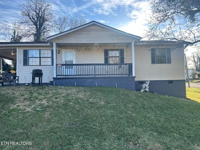 view of front facade featuring covered porch and a front lawn