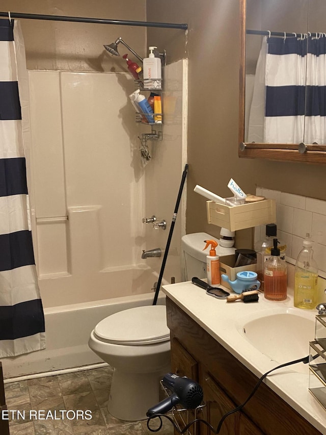 full bathroom featuring shower / tub combo with curtain, toilet, sink, and decorative backsplash