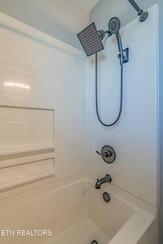 bathroom with tiled shower / bath