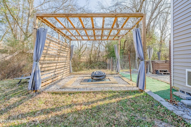 view of yard featuring an outdoor fire pit