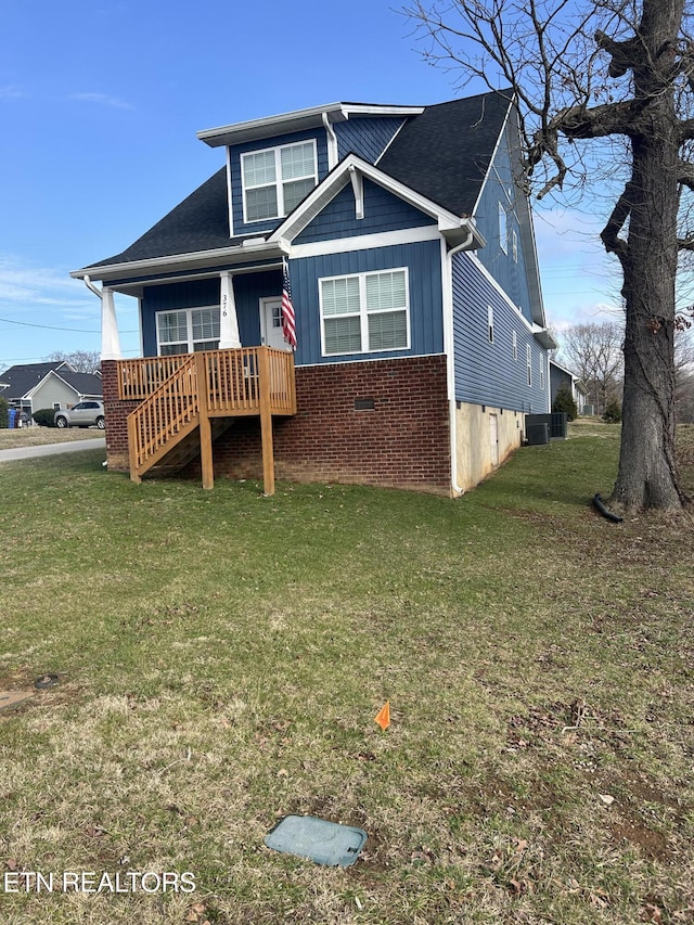 view of front facade featuring cooling unit and a front lawn