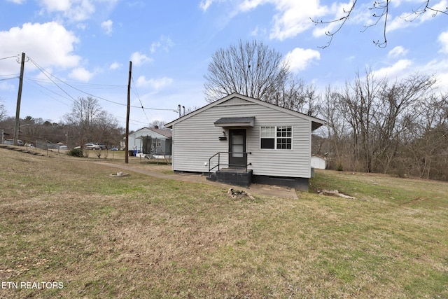 view of front of property featuring a front yard