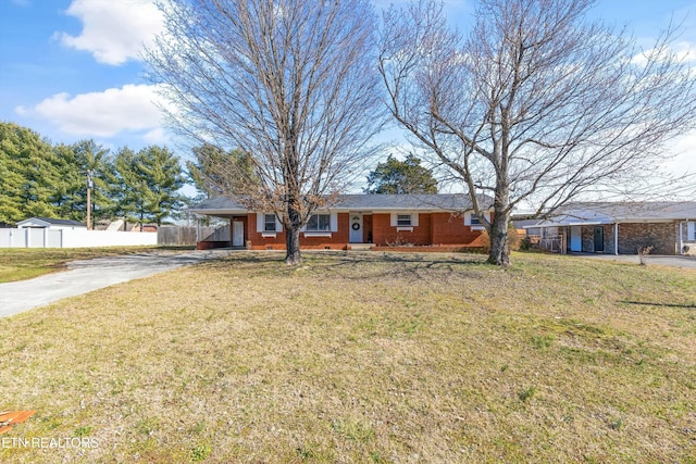 ranch-style house featuring a front yard