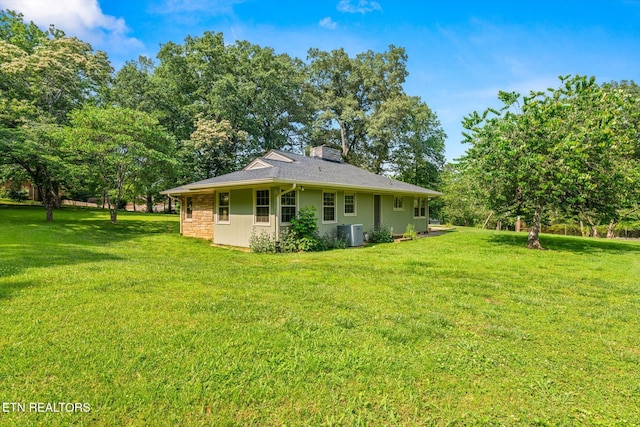 19 Shawnee Trl, Athens, TN 37303 - back of property featuring a chimney and a lawn