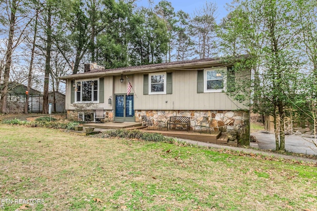 bi-level home with a front yard