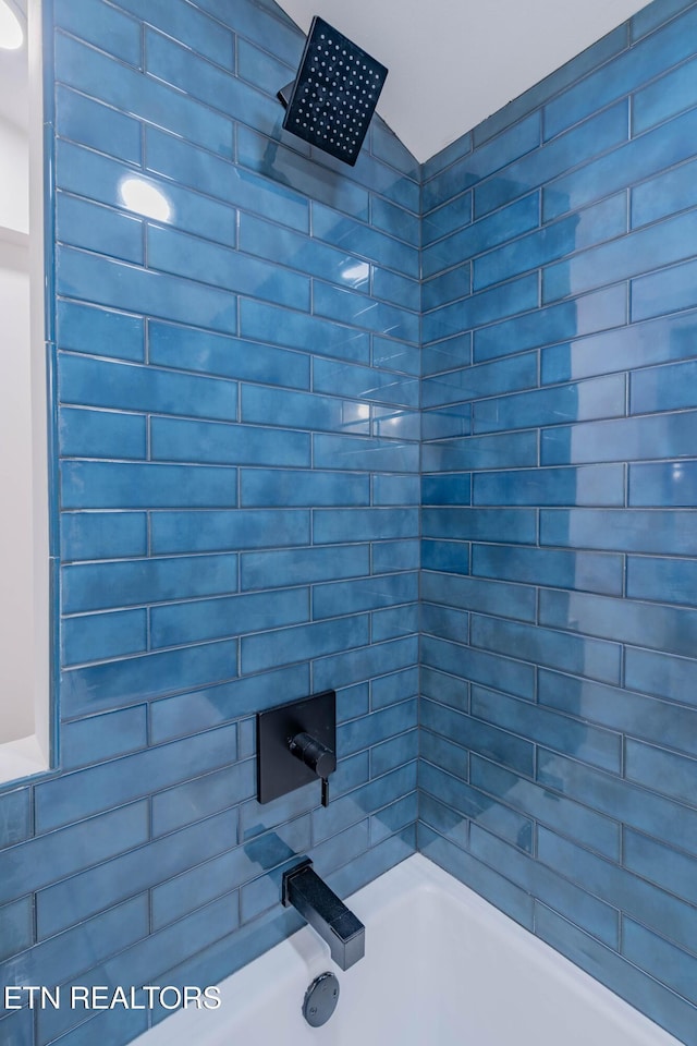 bathroom with tiled shower / bath combo