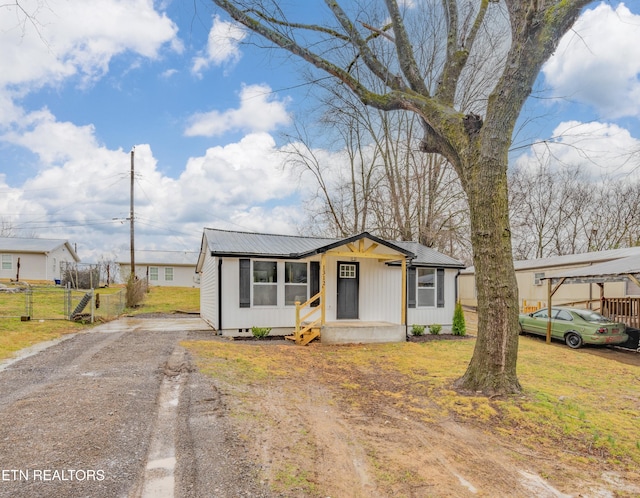 view of front of property featuring a front yard, a carport, and covered porch