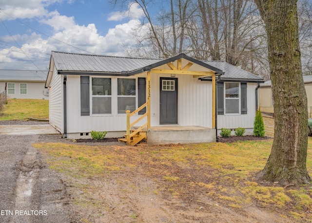 view of front of property with a front lawn