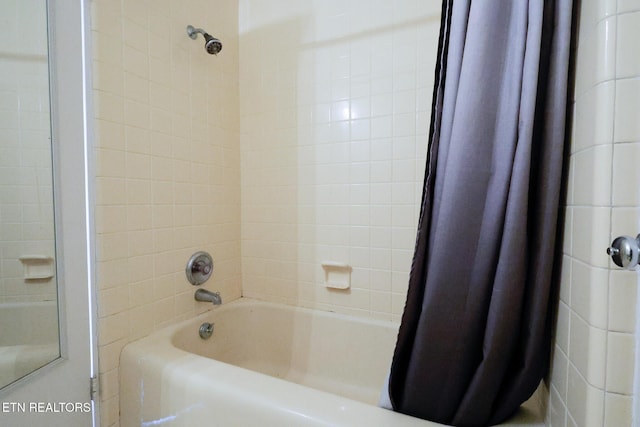 bathroom featuring shower / tub combo