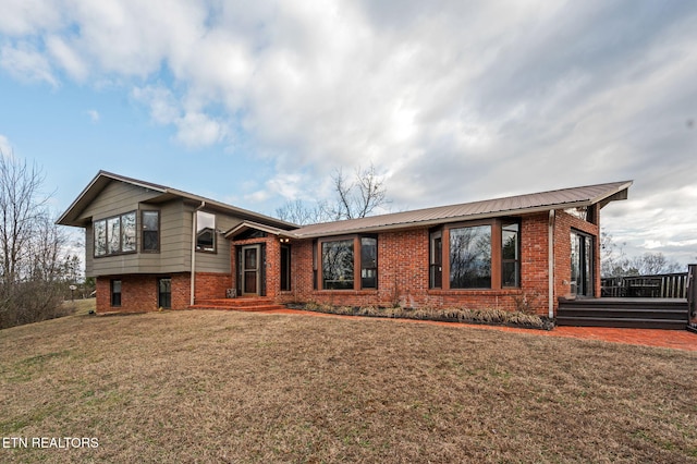 split level home with a front lawn