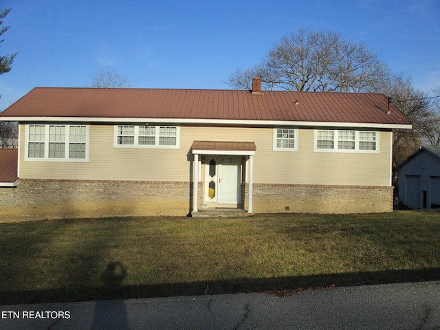 split foyer home featuring a front yard