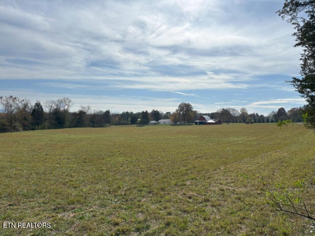 view of yard featuring a rural view