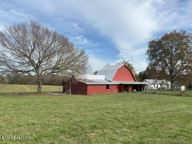 view of yard featuring an outbuilding