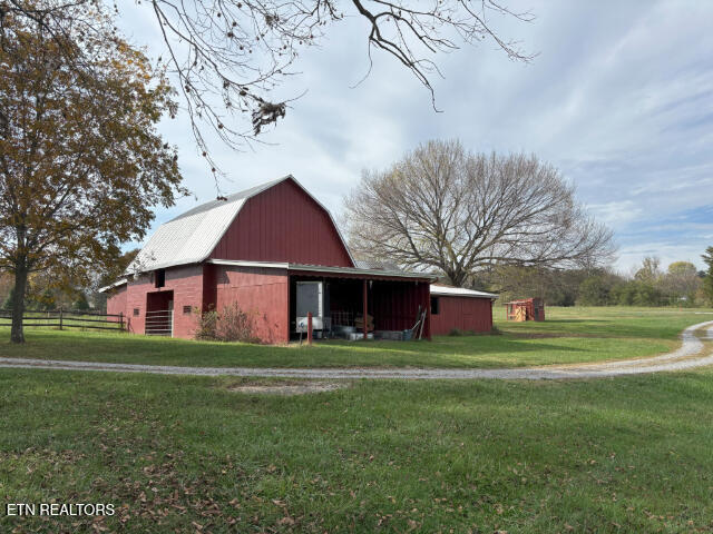 view of outdoor structure featuring a yard