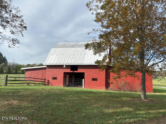 view of outdoor structure with a yard