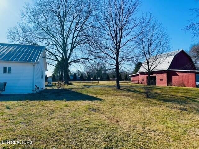 view of yard featuring an outdoor structure