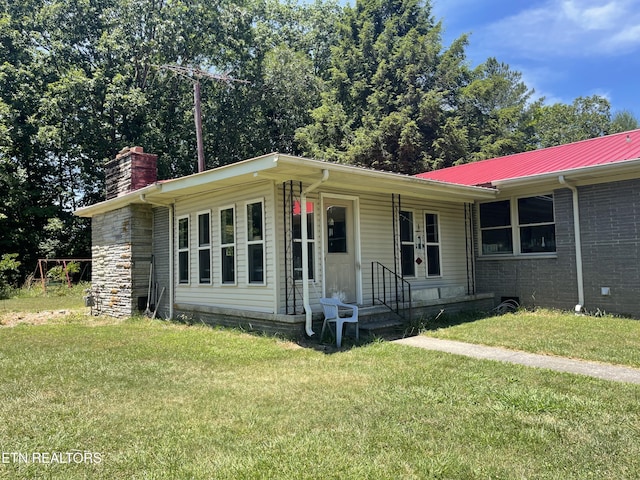 view of front of property with a front yard