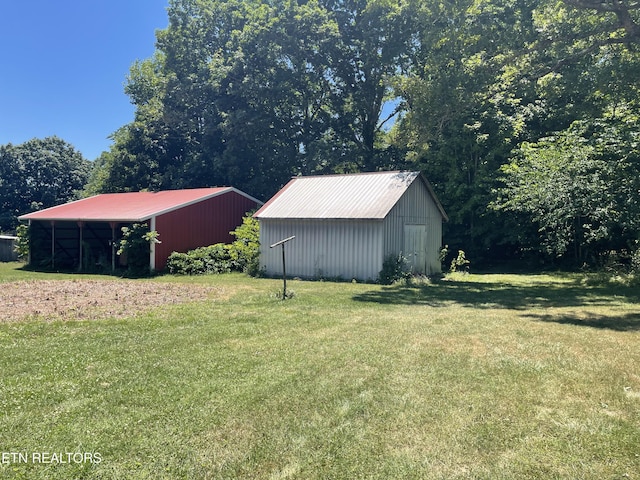 view of yard with an outbuilding