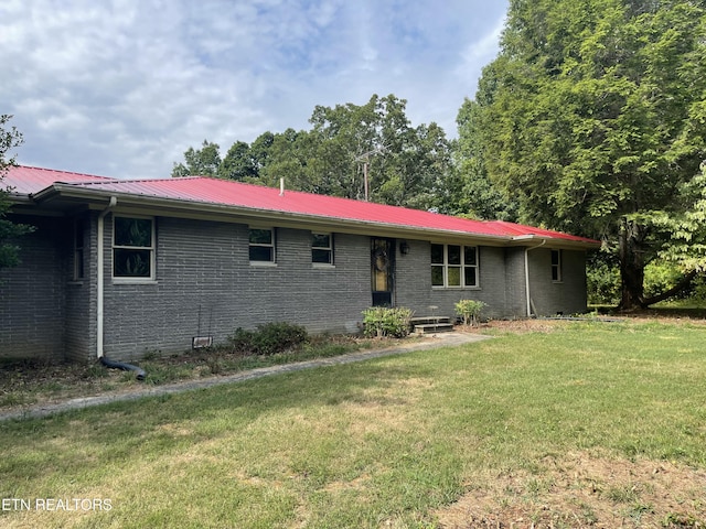 view of front of house featuring a front lawn