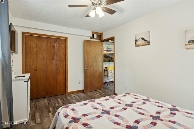 bedroom featuring a textured ceiling, wood finished floors, a ceiling fan, baseboards, and a closet