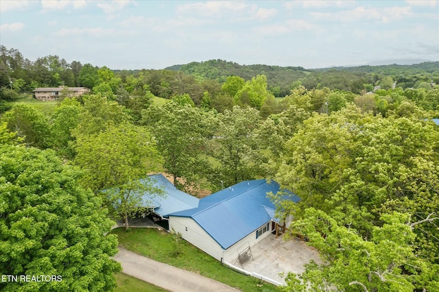 birds eye view of property featuring a wooded view