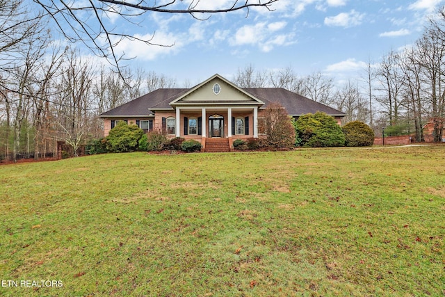 view of front facade featuring a front yard and covered porch