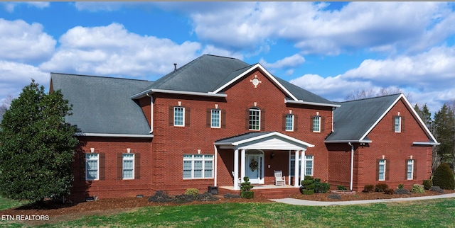 view of front facade featuring a front yard and covered porch