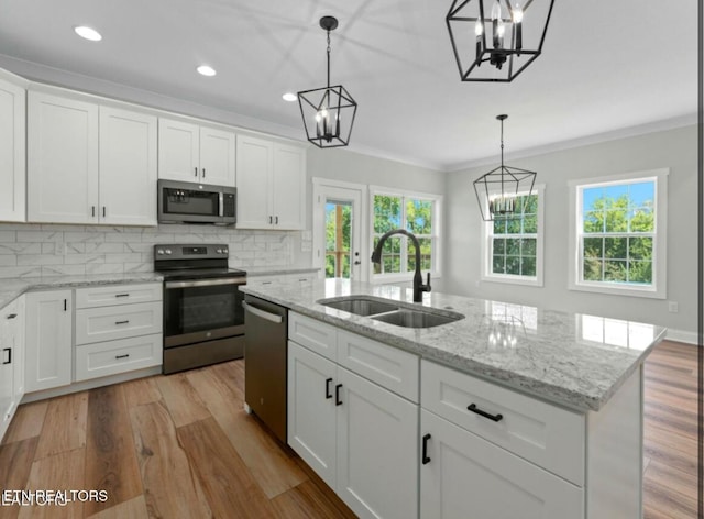 1094 W Glenview Dr, Lenoir City, TN 37771 - kitchen featuring a chandelier, crown molding, stainless steel appliances, a sink, and light wood-type flooring