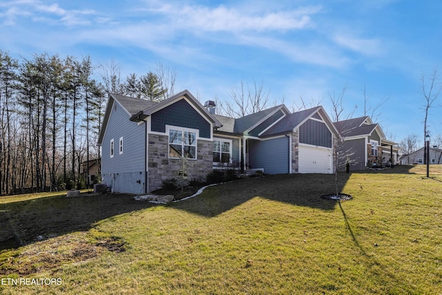 view of front of home featuring central AC, a garage, and a front lawn