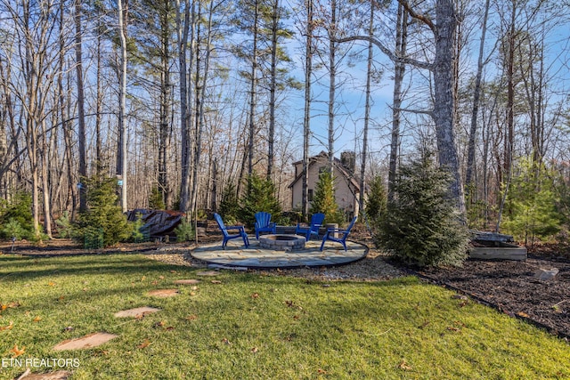 view of yard featuring a fire pit